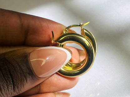 Zinnia Gold Round Earrings